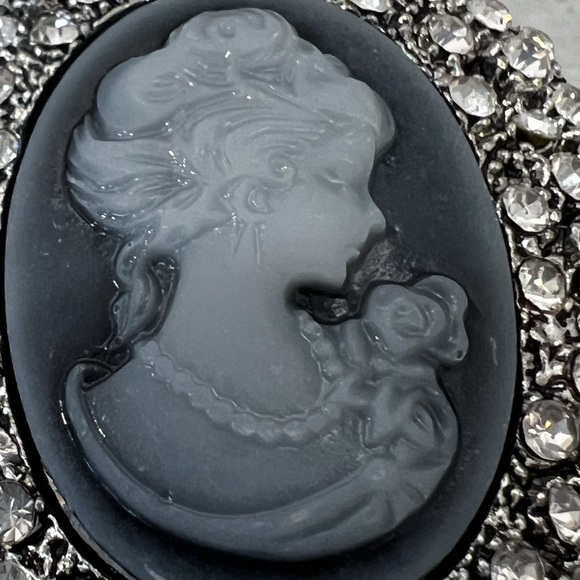 Gray Resin & Austrian Crystal Silver Cameo Brooch - Picture 4 of 6